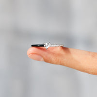 Zilveren solitaire ring met hartvormige steen