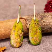 Gouden oorbellen met groene jaspis in druppelvorm