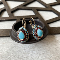 Bohemian bronzen oorbellen met turkoois en rode strass