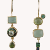 Gouden geometrische hangoorbellen met groene en blauwe stenen