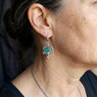 Zilveren bohemian oorbellen met groene edelsteen