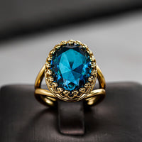 Gouden vintage ring met blauwe edelsteen