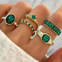 Gouden ringenset met groene edelstenen
