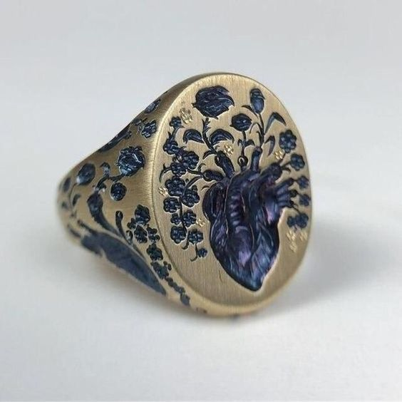 Gouden zegelring met blauw hart en bloemengravering