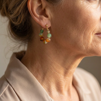 Gouden boho oorbellen met groene en oranje agaatkralen