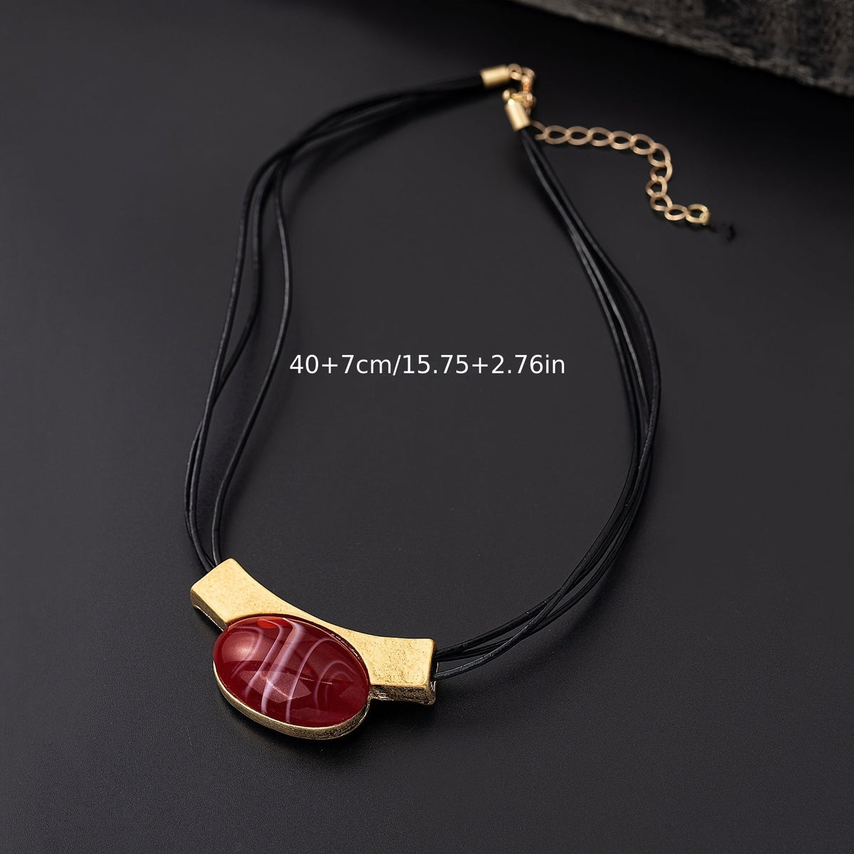 Elegante ketting met groene ovale edelsteen en goudkleurige bar