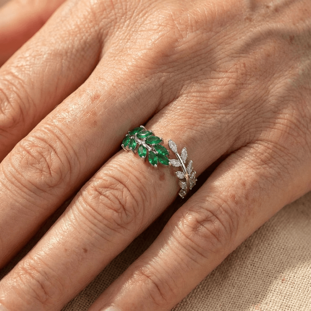 Zilveren bladring met groene edelstenen