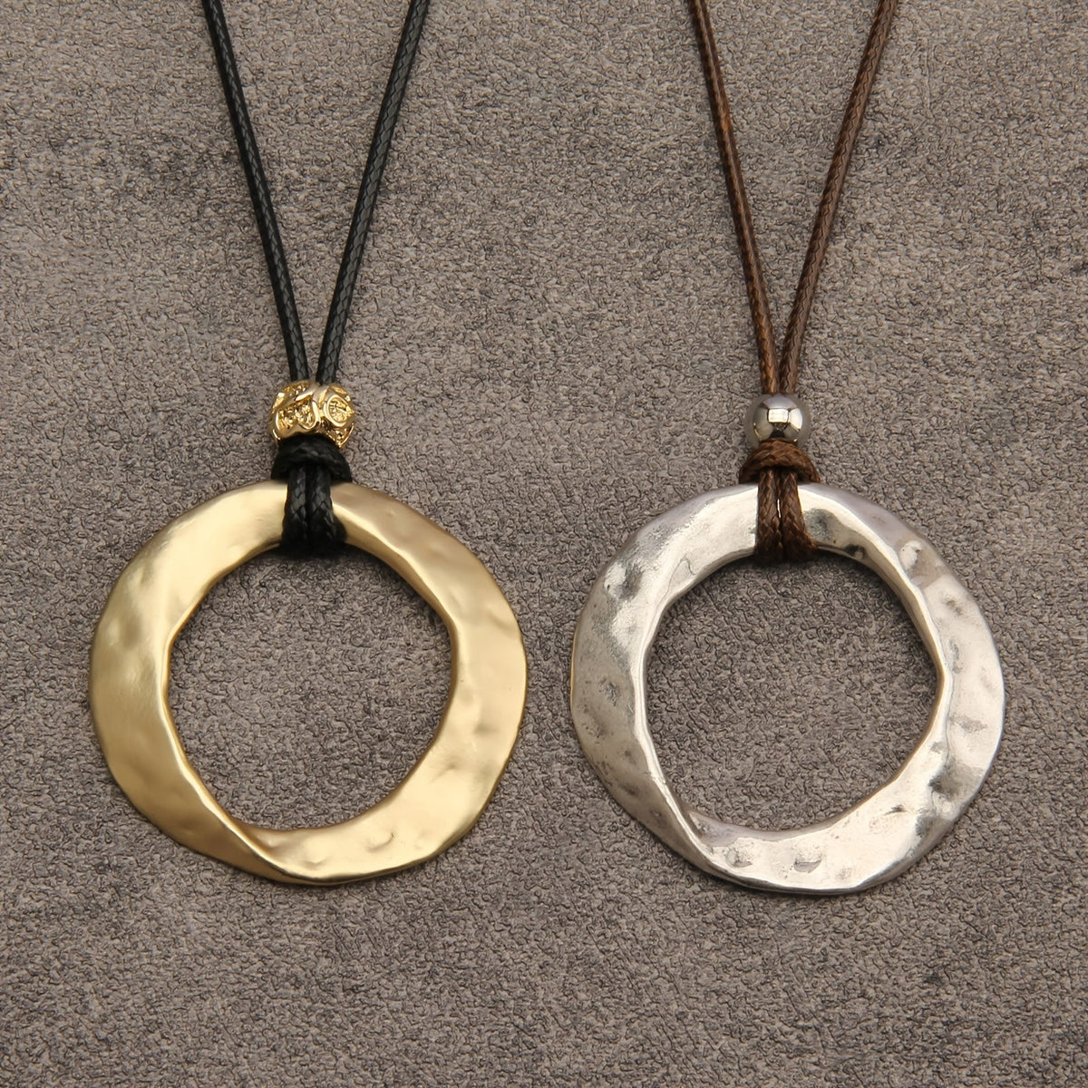 Minimalistische ketting met gehamerde zilveren ringhanger