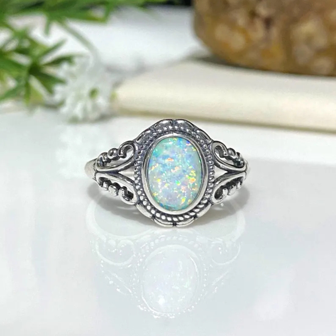 Zilveren vintage ring met ovale opaal