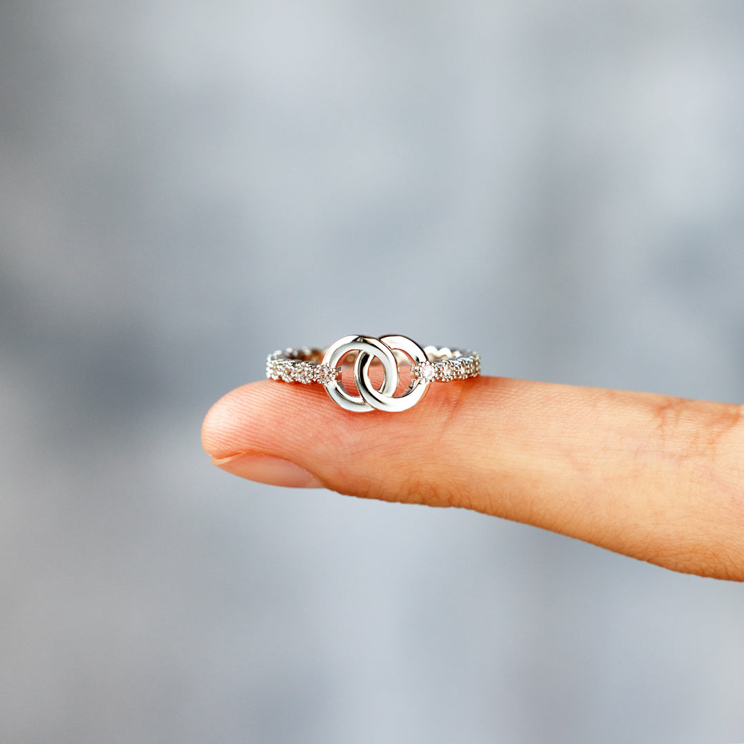 Zilveren ring met in elkaar grijpende cirkels en zirkonia