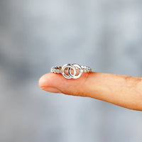 Zilveren ring met in elkaar grijpende cirkels en zirkonia
