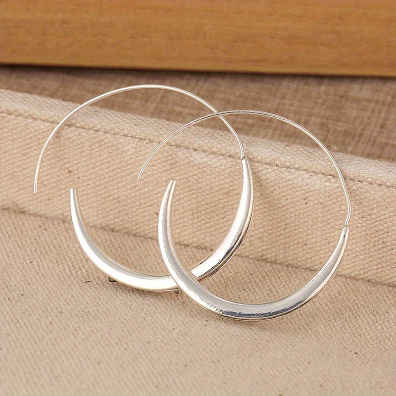 Zilveren gebogen oorbellen, minimalistisch