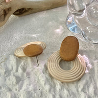 Houten oorbellen met ovaal en geribbelde ring