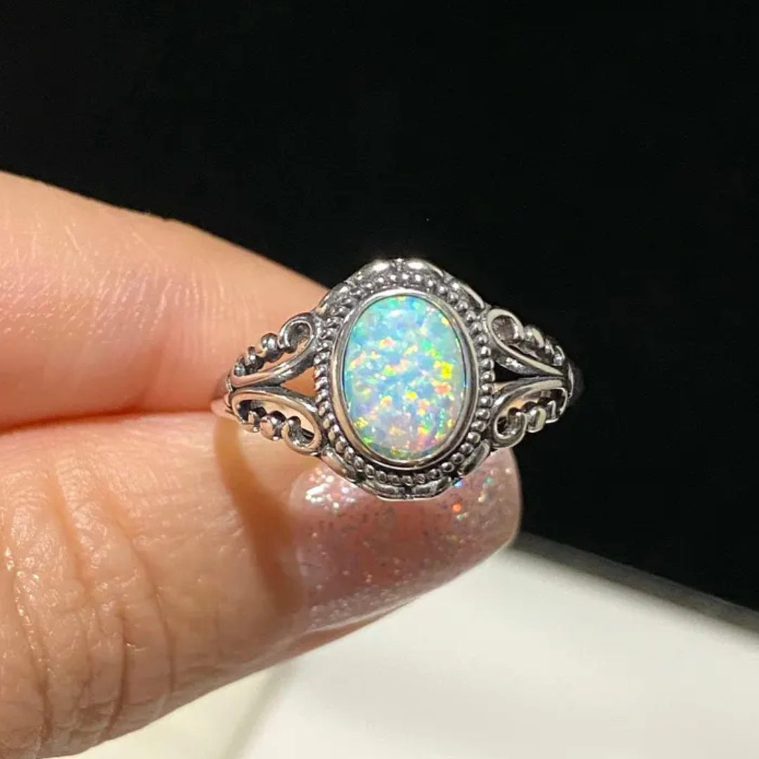 Zilveren vintage ring met ovale opaal