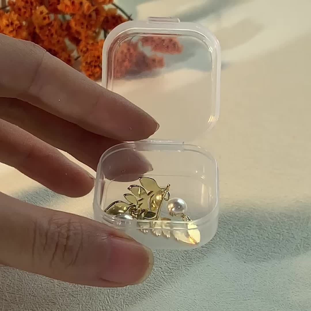 Gouden oorbellen met blad en hangende parel