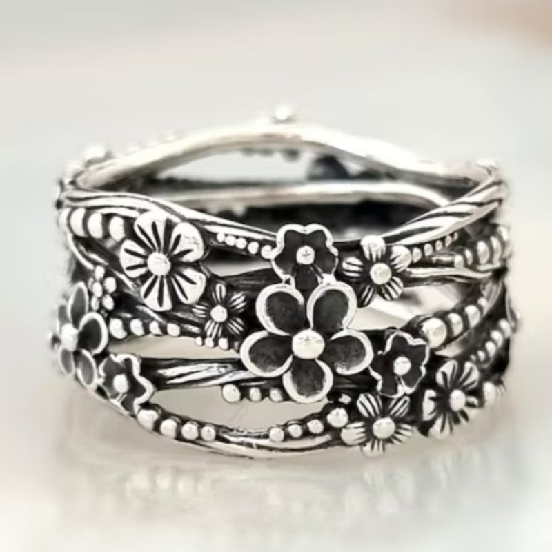 Zilveren brede ring met bloemmotief in oxidatie