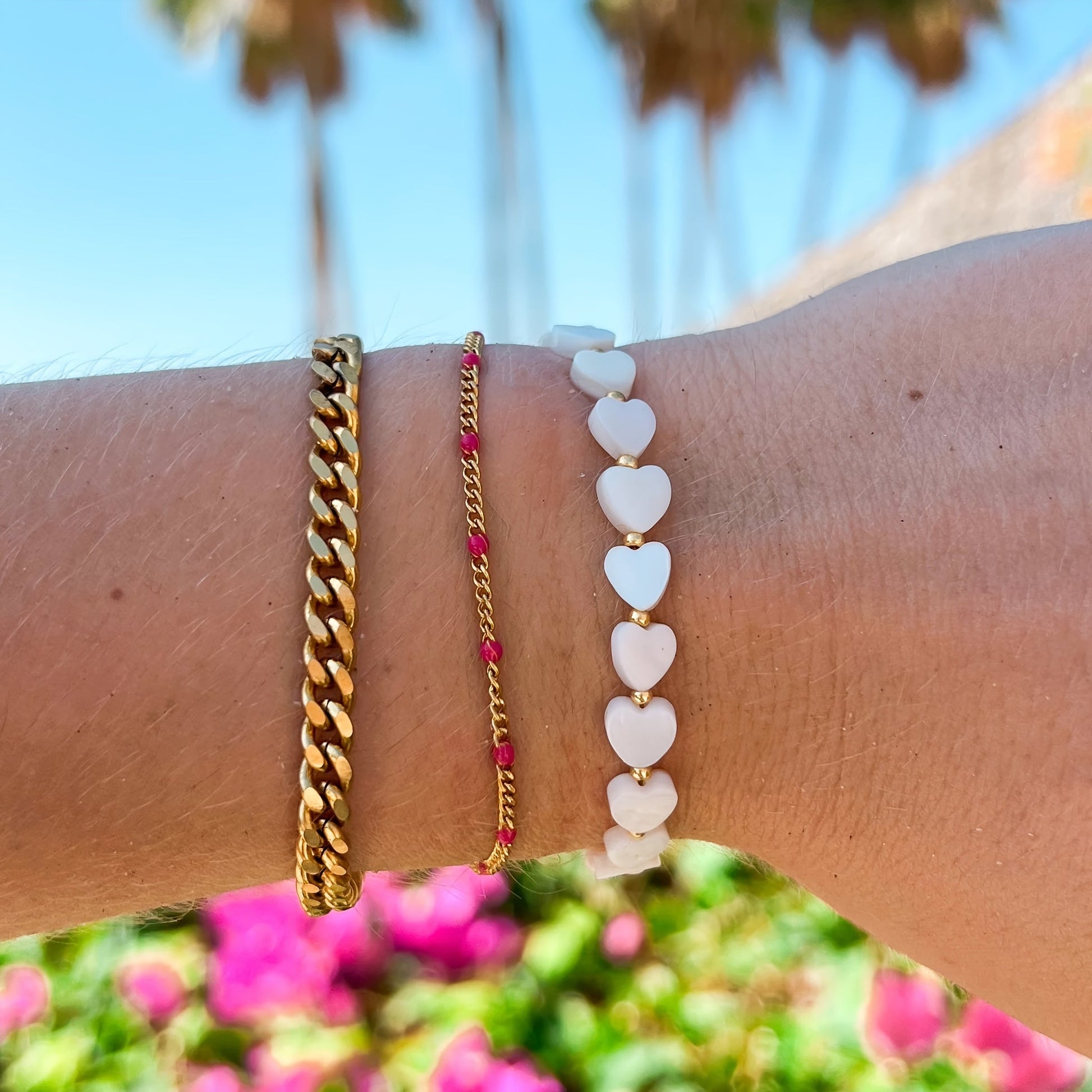 Gouden armband met witte parelmoer hartjes
