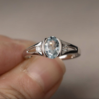 Zilveren ring met ovale lichtblauwe edelsteen