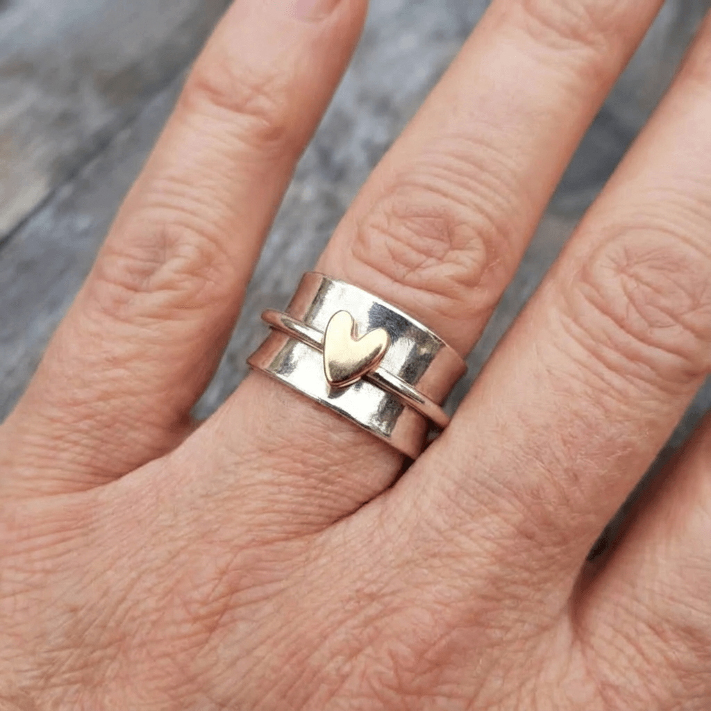 Zilveren brede ring met gouden hart