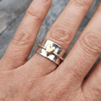 Zilveren brede ring met gouden hart