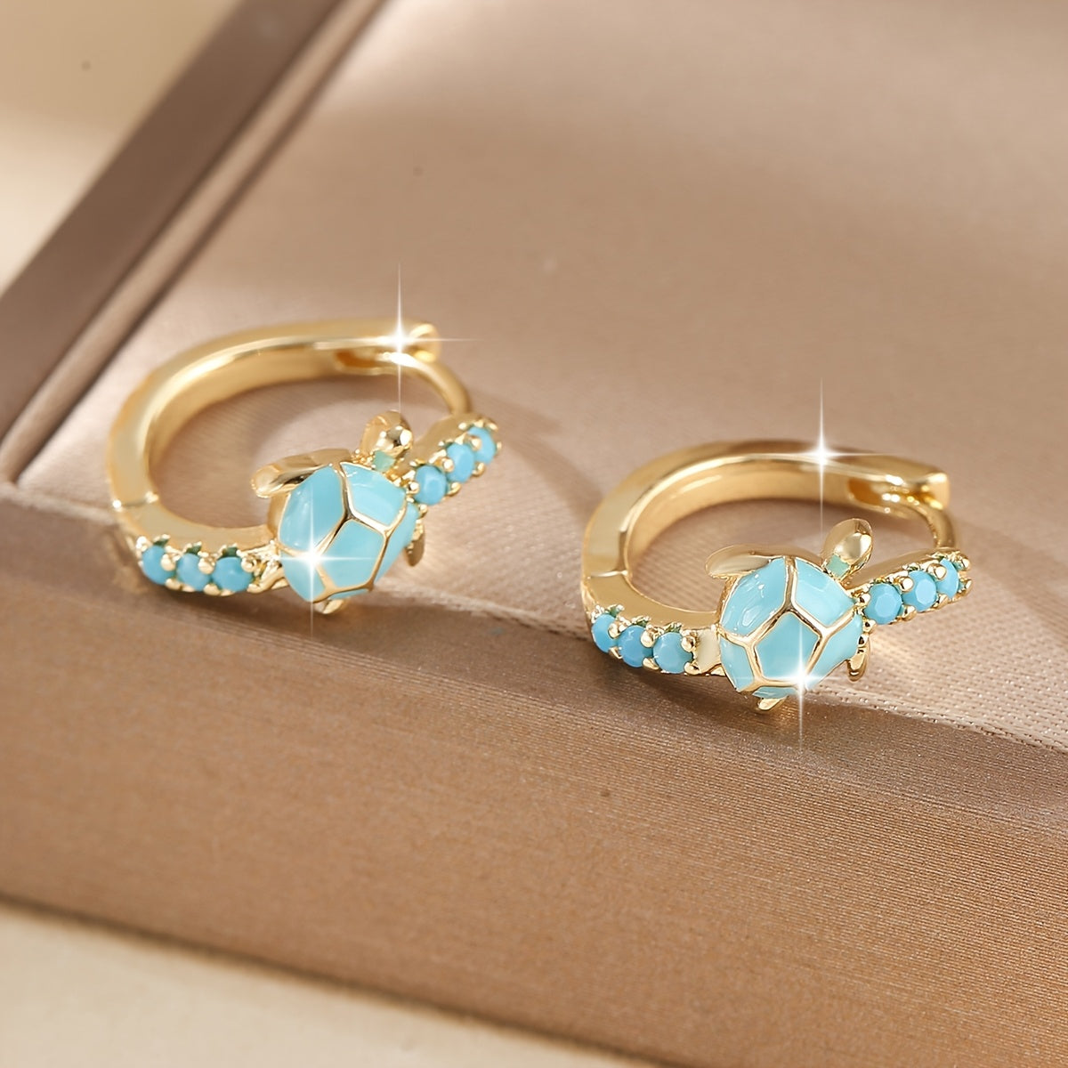 Gouden oorbellen met turquoise schildpadje