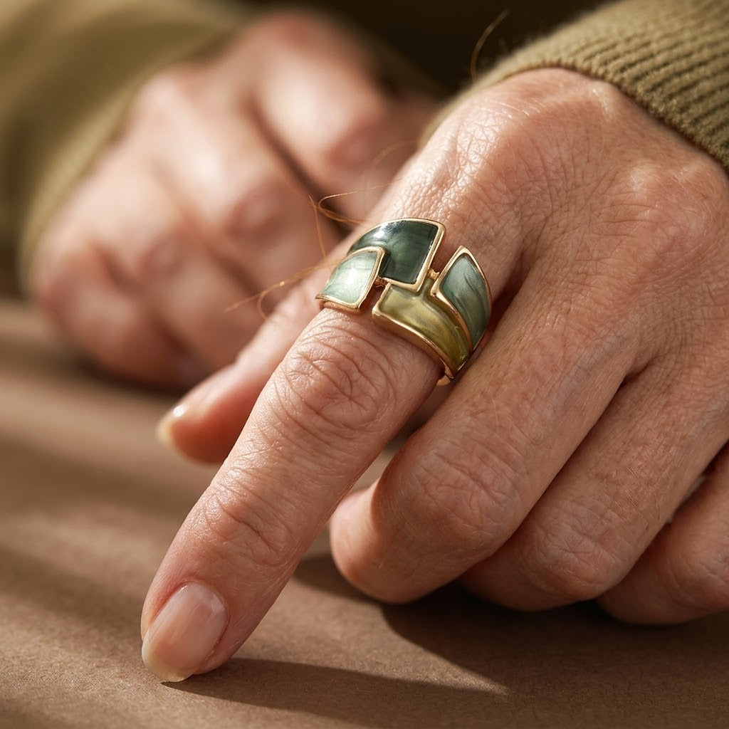 Gouden ring met groene emaille vlakken