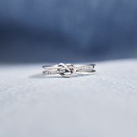Zilveren minimalistische dubbele knoopring met zirkonia