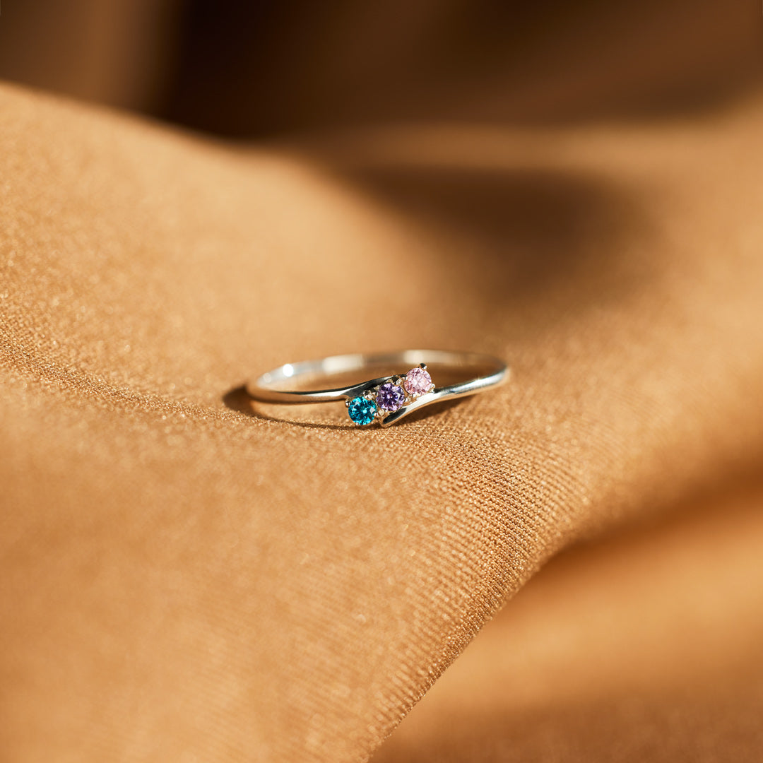 Gouden ring met kleurrijke geboortestenen