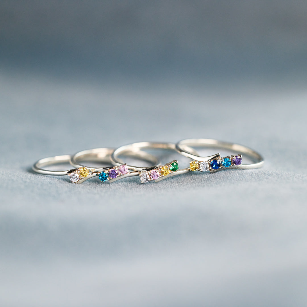 Gouden ring met kleurrijke geboortestenen