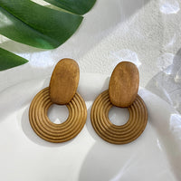 Houten oorbellen met ovaal en geribbelde ring
