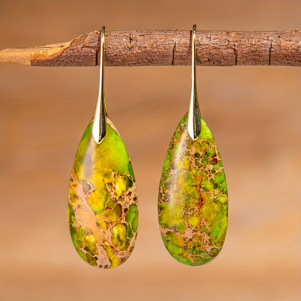 Gouden oorbellen met groene jaspis in druppelvorm
