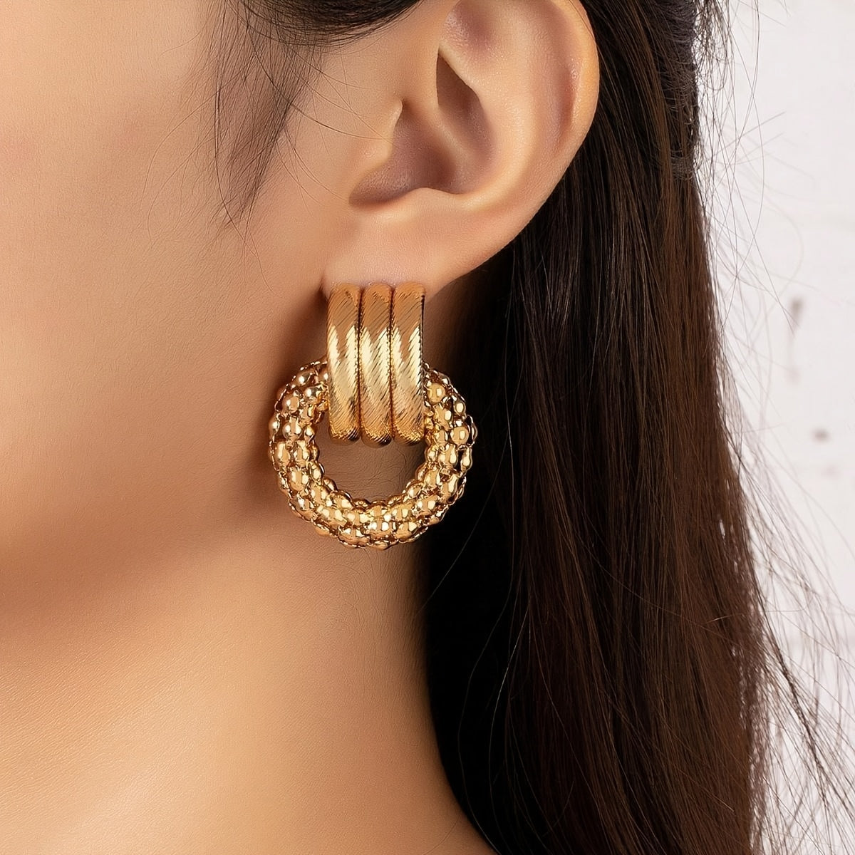 Gouden statement oorbellen met getextureerd cirkelmotief