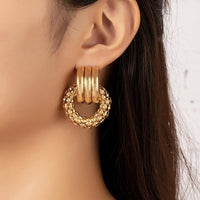 Gouden statement oorbellen met getextureerd cirkelmotief