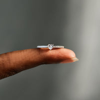 Zilveren solitaire ring met hartvormige steen