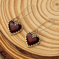 Gouden vintage oorbellen met donkerrood hart