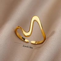 Gouden minimalistische ringenset met golfdesign