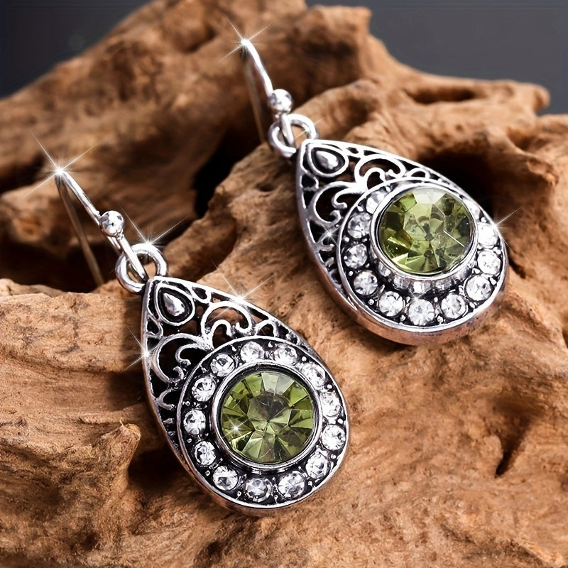 Zilveren vintage oorbellen met groene edelsteen in druppelvorm