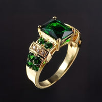 Gouden ring met vierkante groene edelsteen