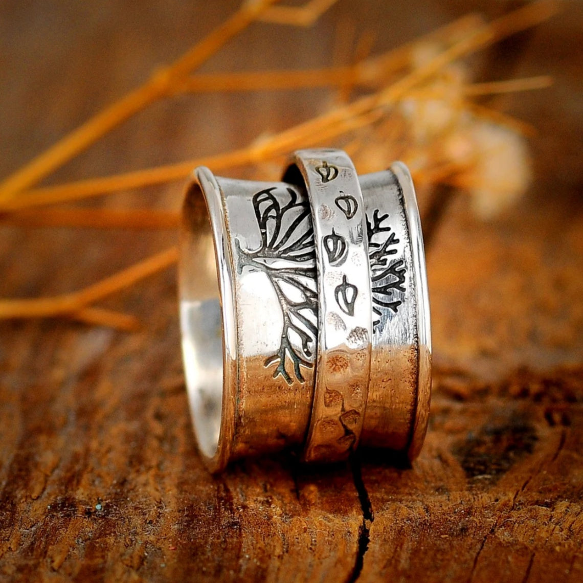 Zilveren brede ring met gehamerde zirkoniaband