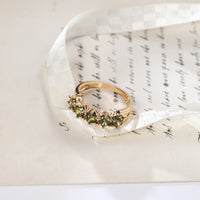 Gouden ring met vijf groene edelstenen