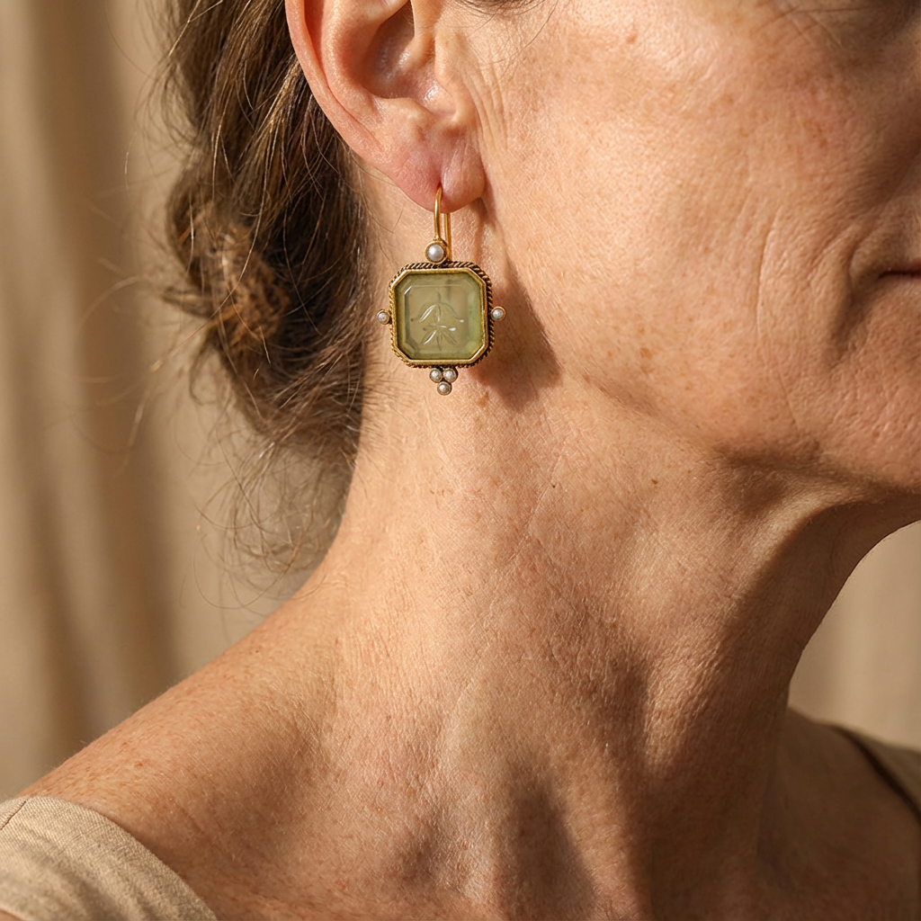 Gouden vintage oorbellen met groene gravuursteen en parels