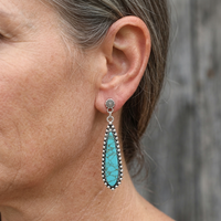 Zilveren western oorbellen met turquoise druppel