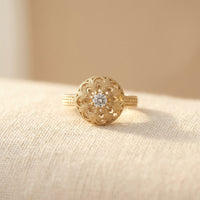 Gouden ring met rond mandala-medaillon en zirkonia