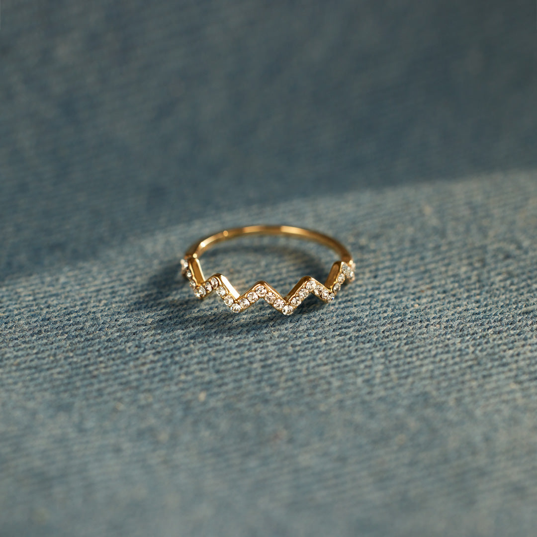 Gouden golvende zigzag ring met zirkonia