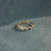 Gouden golvende zigzag ring met zirkonia