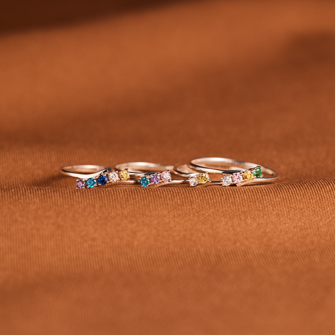 Gouden ring met kleurrijke geboortestenen