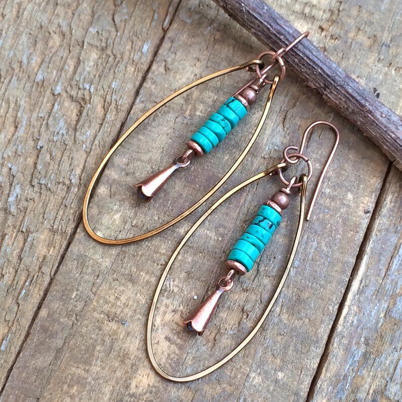 Koperen bohemian hoepel oorbellen met turquoise kralen