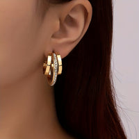 Gouden meerlaagse C-oorbellen met strass detail