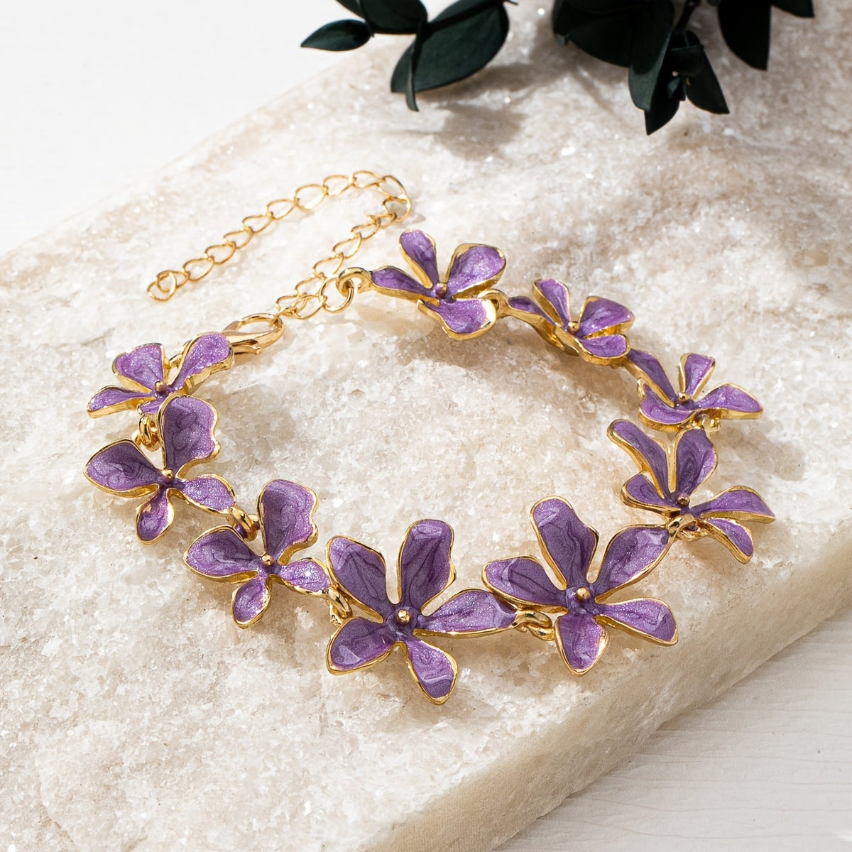 Gouden armband met paarse emaille bloemen