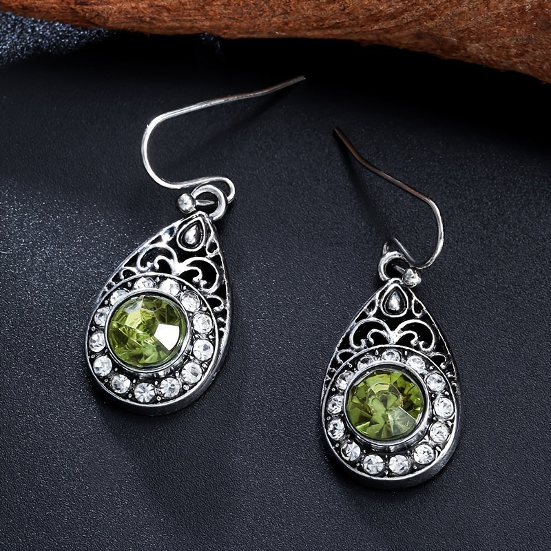 Zilveren vintage oorbellen met groene edelsteen in druppelvorm